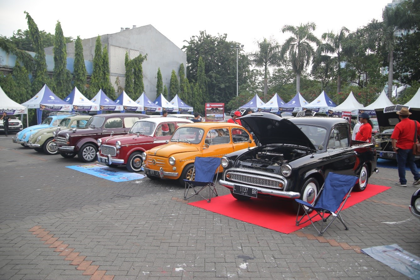 Komunitas Mobil Klasik Mejeng di GIIAS Surabaya 